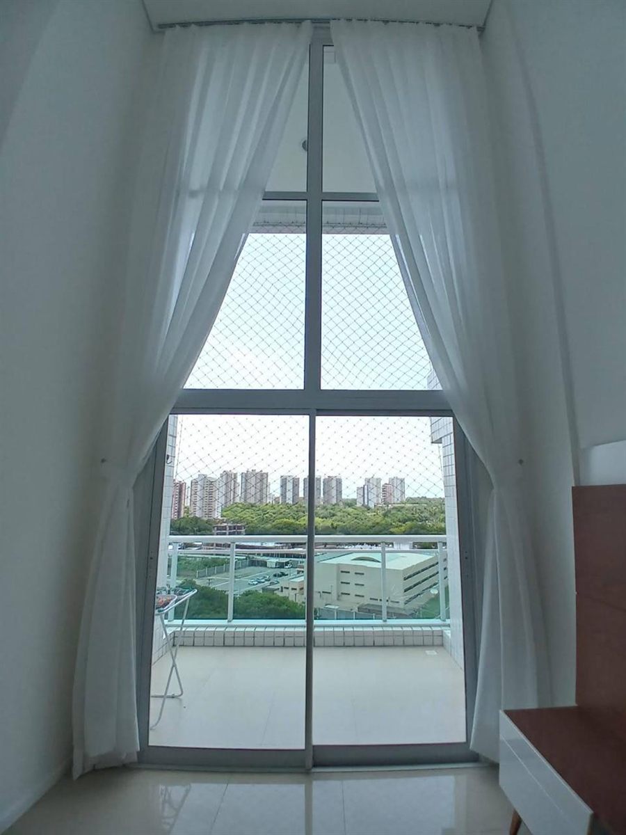 Janela alta com cortina de voil sob medida instalada pela EDD Cortinas em Fortaleza