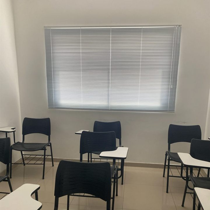 Persiana horizontal 25 mm em sala de aula, instalada pela EDD Cortinas