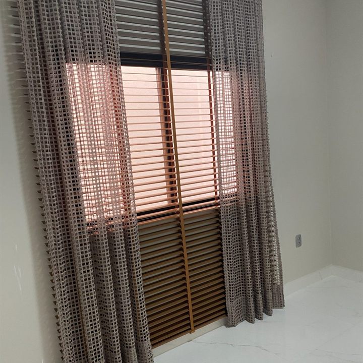 Persiana horizontal 50 mm de madeira com cortina de tecido, instalada pela EDD Cortinas