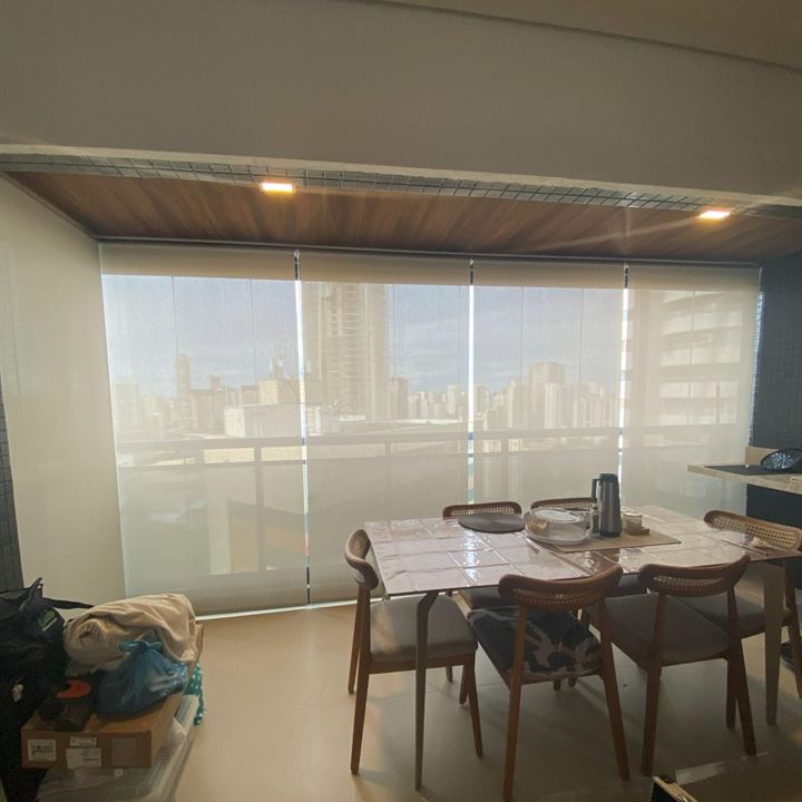 Cortinas rolô motorizadas em sala de jantar com vista, instaladas pela EDD Cortinas