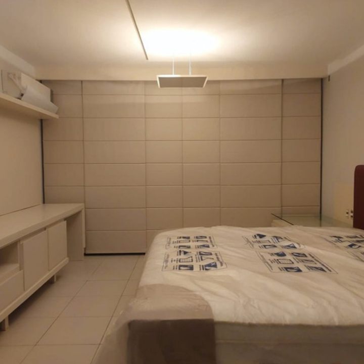 Cortina romana em painéis ocupando a parede do quarto, projeto da EDD Cortinas em Fortaleza