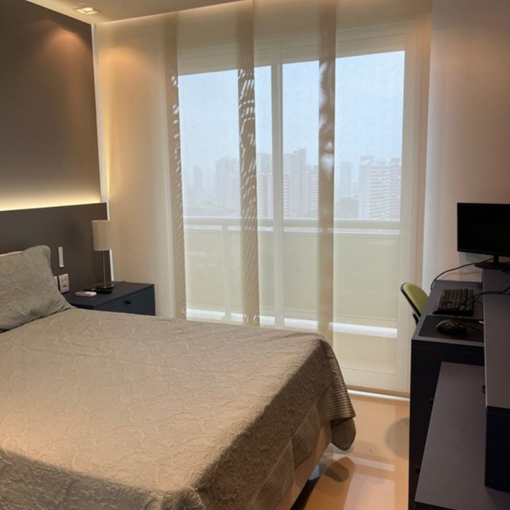 Cortina painel em quarto com vista, instalada pela EDD Cortinas