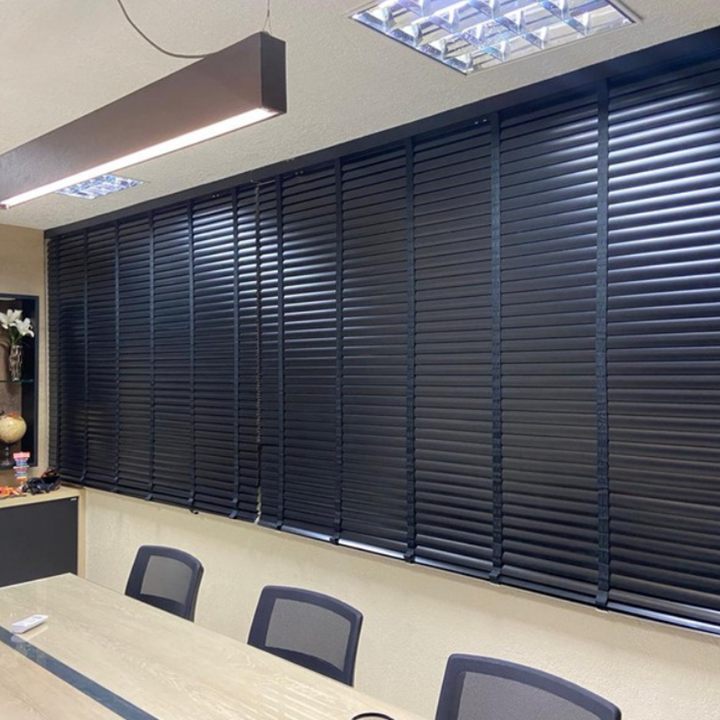 Persiana horizontal 50 mm de alumínio preta em sala de reunião, instalada pela EDD Cortinas