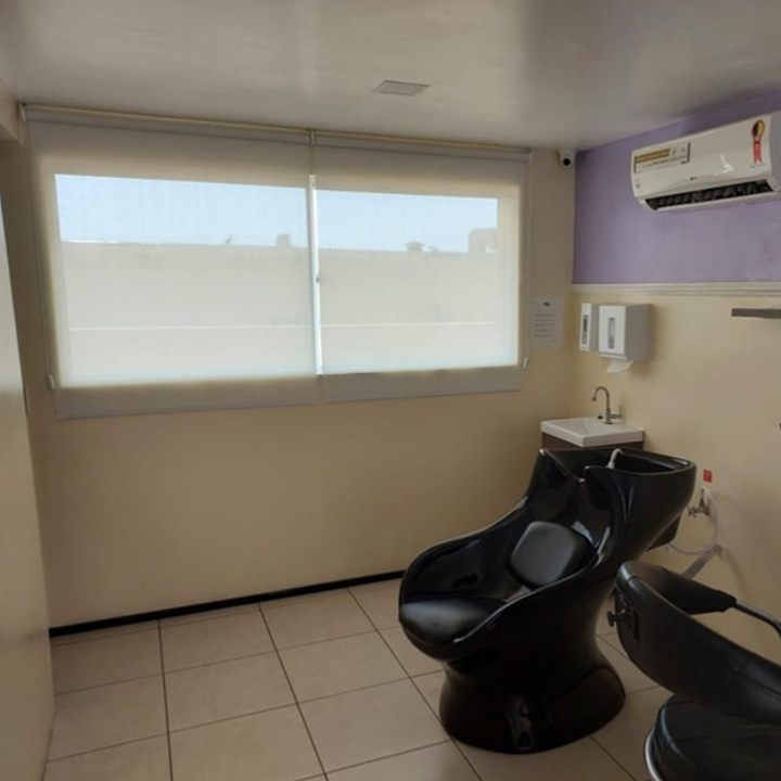 Cortina rolô tela solar em janela, instalada pela EDD Cortinas