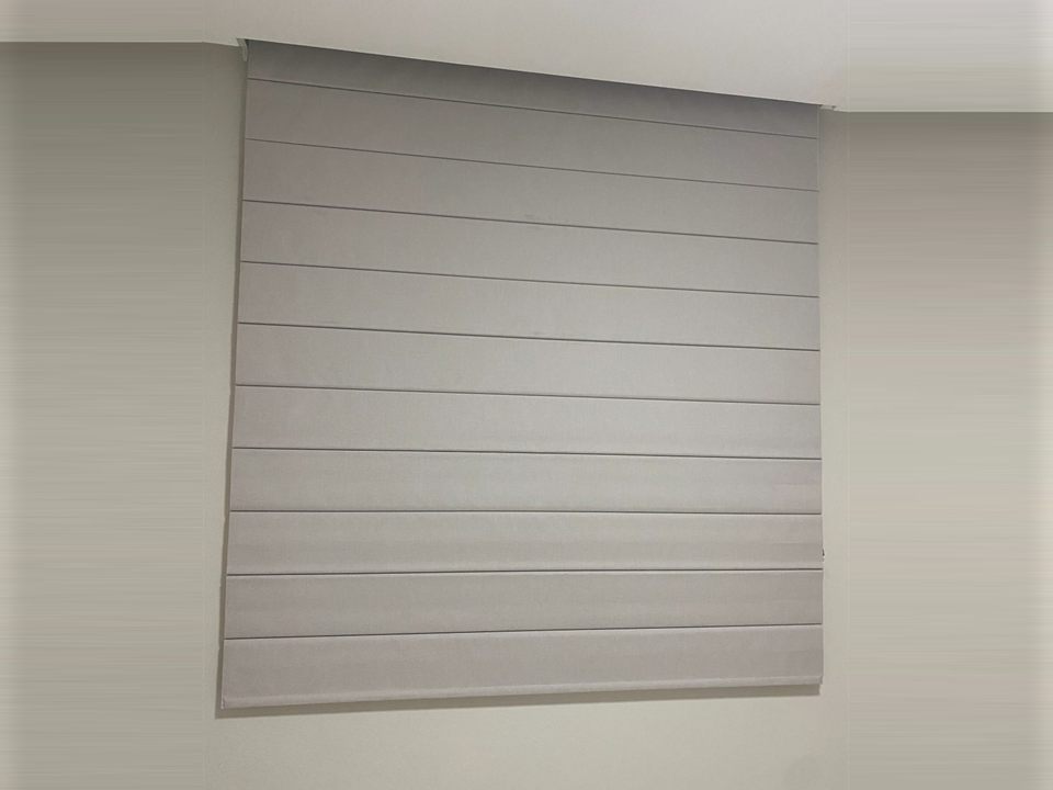 Cortina romana em janela, instalada pela EDD Cortinas em Fortaleza