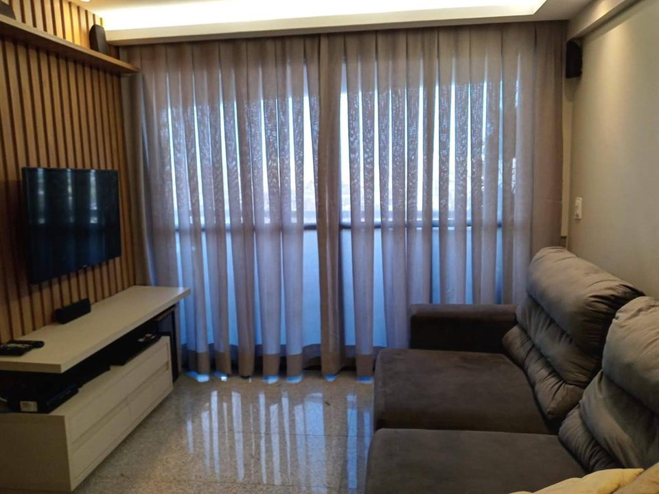 Cortina de tecido em sala de TV, instalada pela EDD Cortinas em Fortaleza