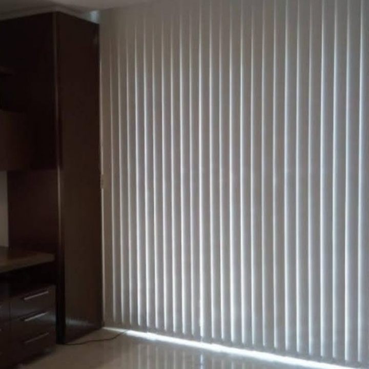 Persiana vertical de PVC em escritório, instalada pela EDD Cortinas
