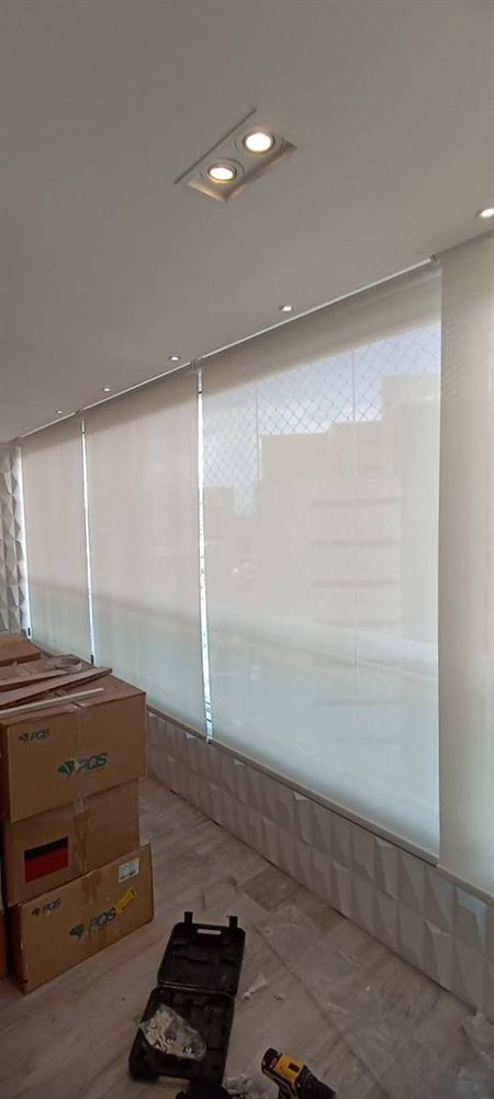 Cortinas rolô tela solar em varanda, projeto da EDD Cortinas em Fortaleza