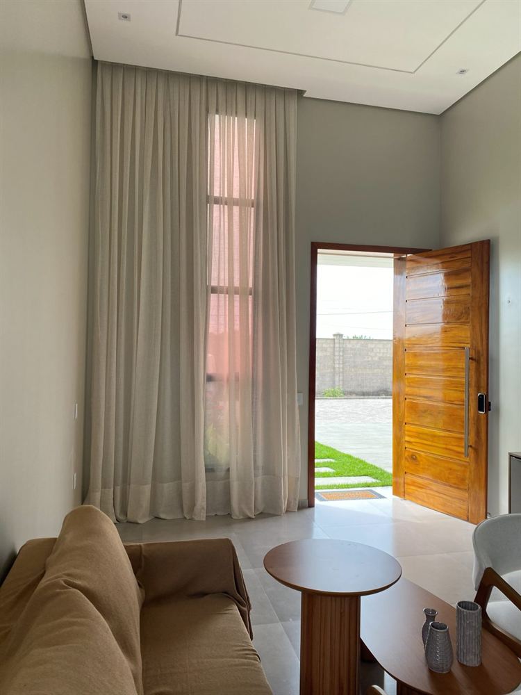 Cortina de tecido em sala de estar, projeto da EDD Cortinas em Fortaleza