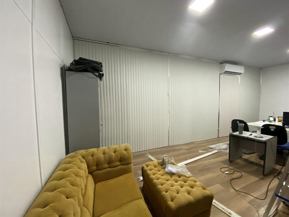 Persiana vertical em sala de estar, projeto da EDD Cortinas em Fortaleza