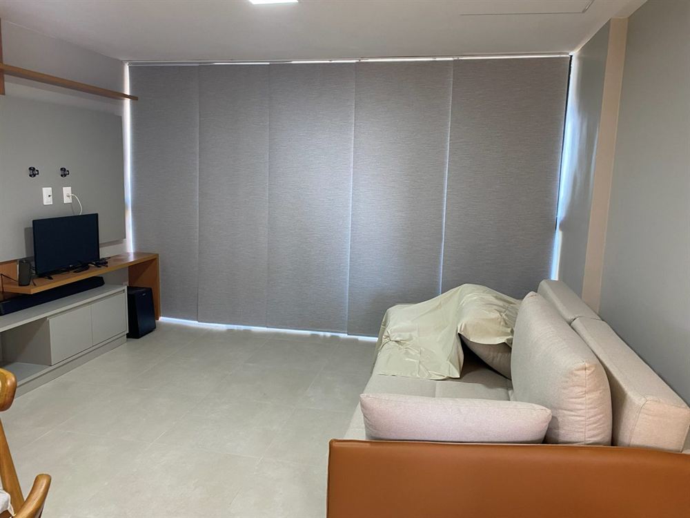 Cortinas em sala de estar com sofá, projeto da EDD Cortinas em Fortaleza