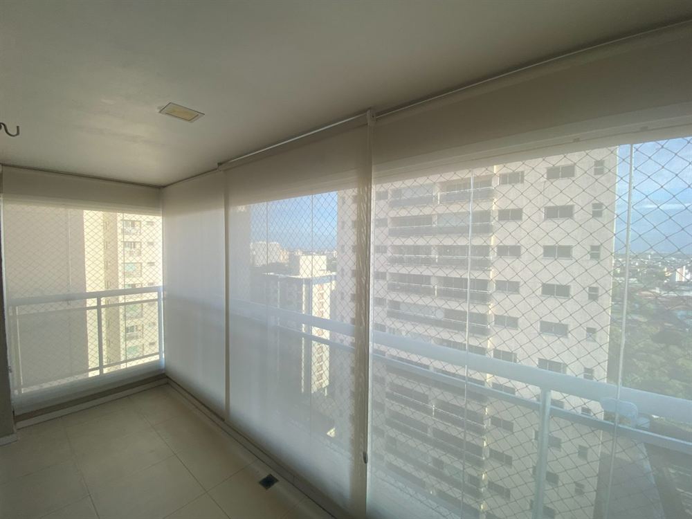 Cortina rolô tela solar em varanda com vista, projeto da EDD Cortinas em Fortaleza