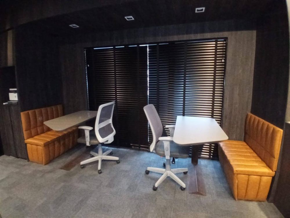 Persiana horizontal em escritório, projeto da EDD Cortinas em Fortaleza