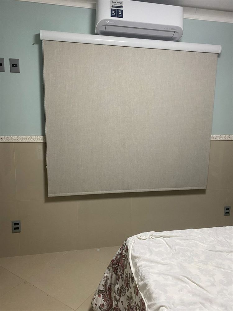 Cortina rolô em quarto, projeto da EDD Cortinas em Fortaleza