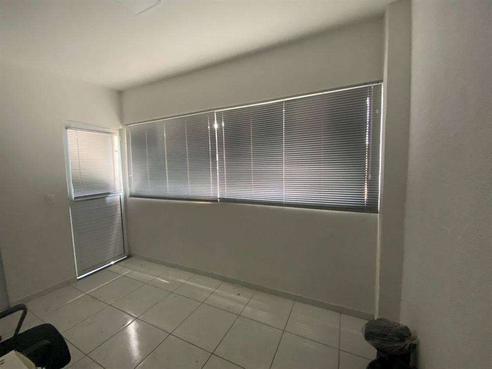 Persiana horizontal em sala, projeto da EDD Cortinas em Fortaleza