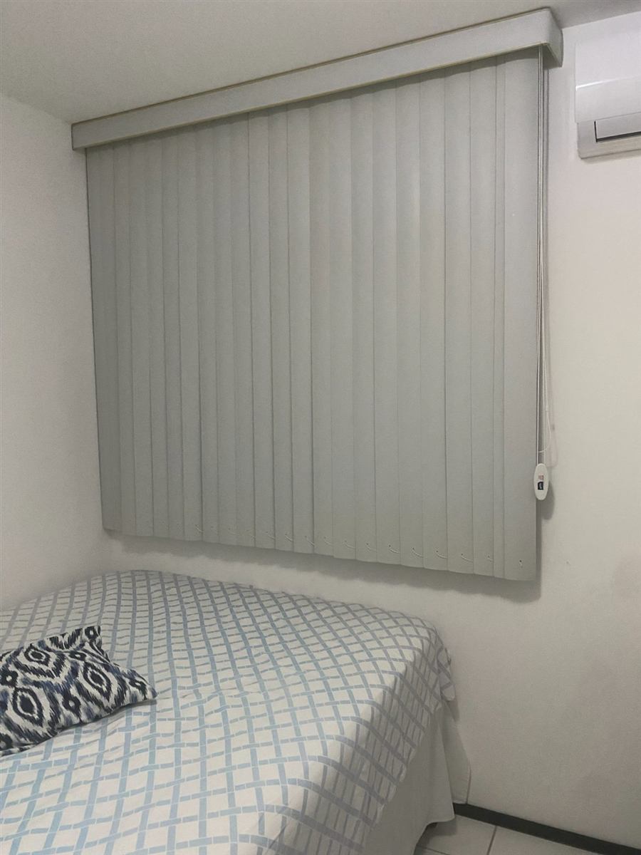 Persiana vertical em quarto, projeto da EDD Cortinas em Fortaleza