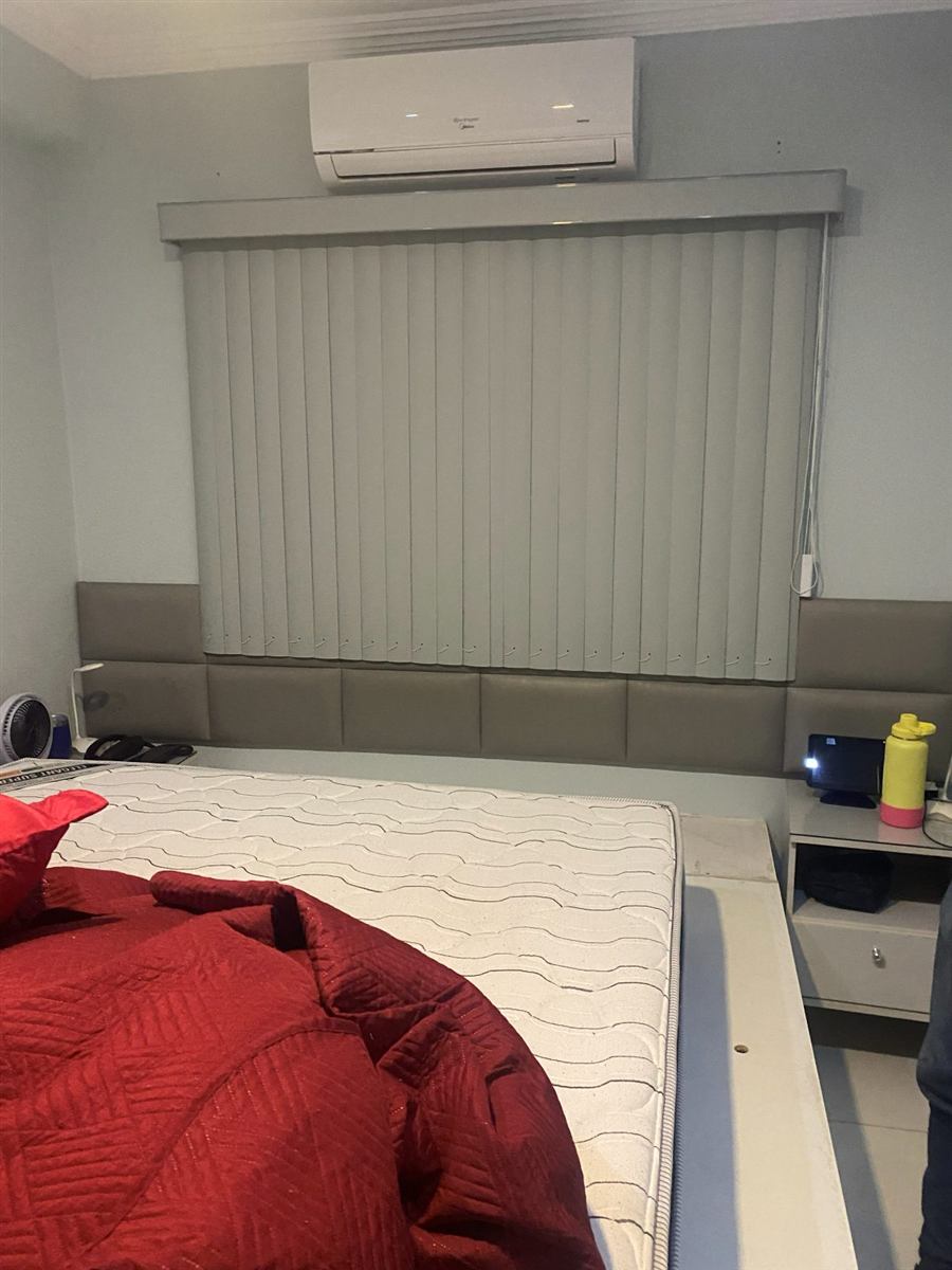 Persiana vertical em quarto de casal, projeto da EDD Cortinas em Fortaleza