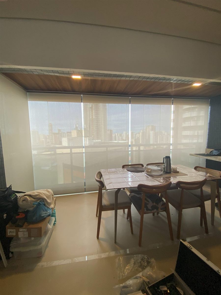 Cortina rolô em sala de jantar com vista, projeto da EDD Cortinas em Fortaleza