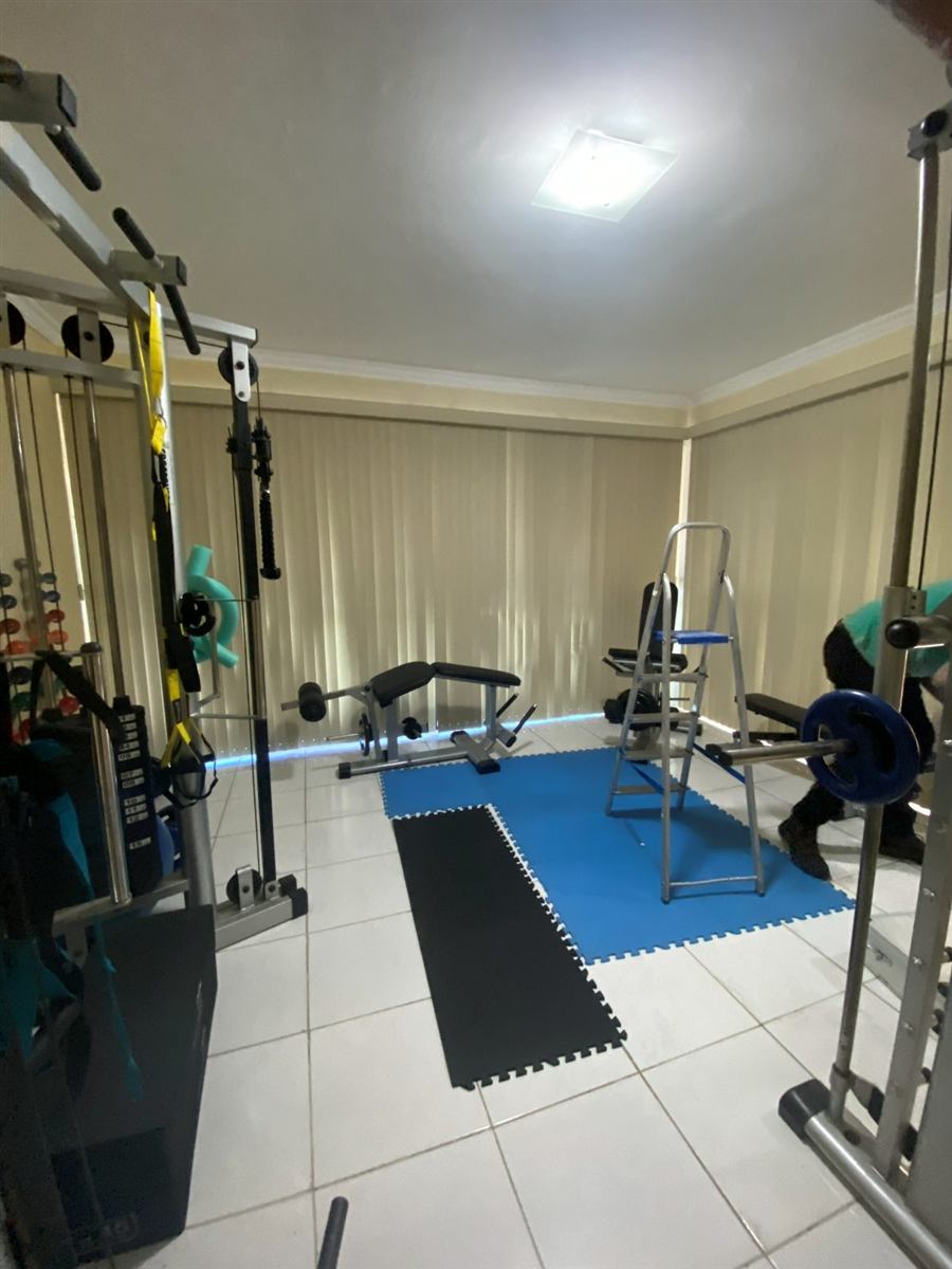 Cortina de tecido em espaço de academia, projeto da EDD Cortinas em Fortaleza