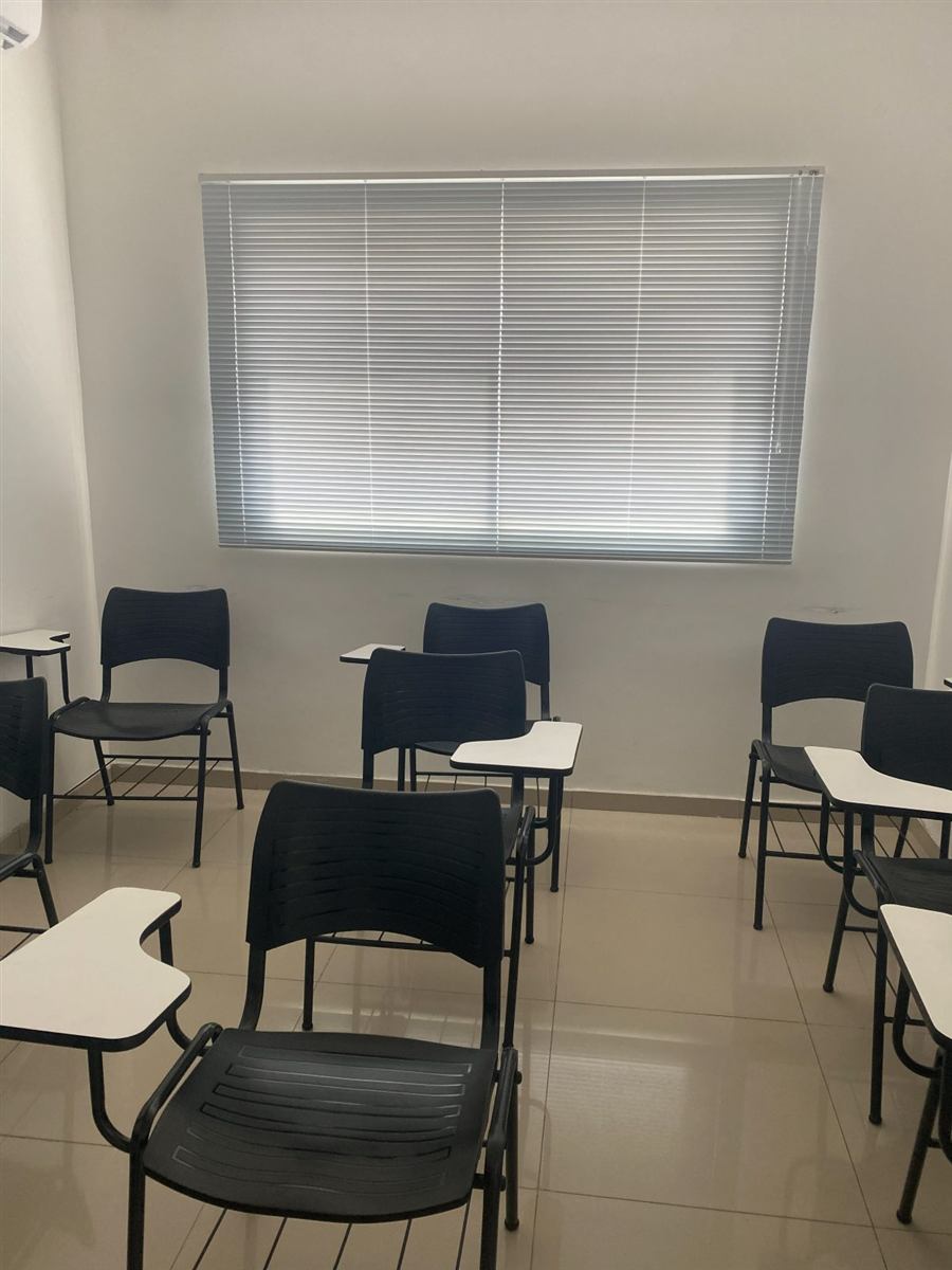 Persiana horizontal em sala de aula, projeto da EDD Cortinas em Fortaleza